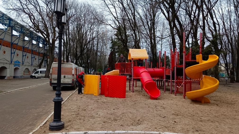 В парке-музее имени А.К. Толстого города Брянска завершается монтаж детской и спортивной площадки