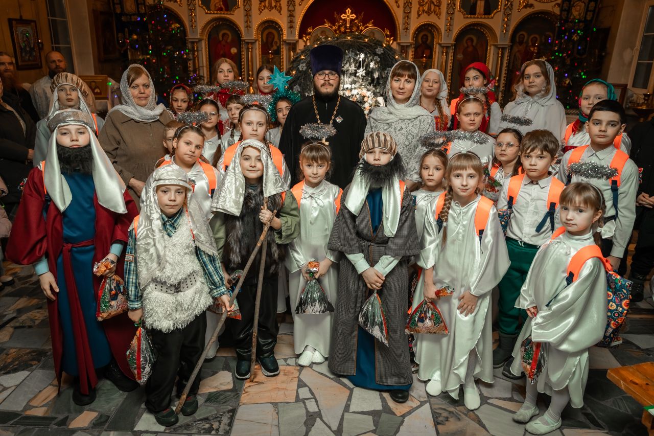 Состоялось соборное служение Рождественской Великой вечерни в храме Казанской иконы Божией Матери п. Навля и выступление детей воскресной школы