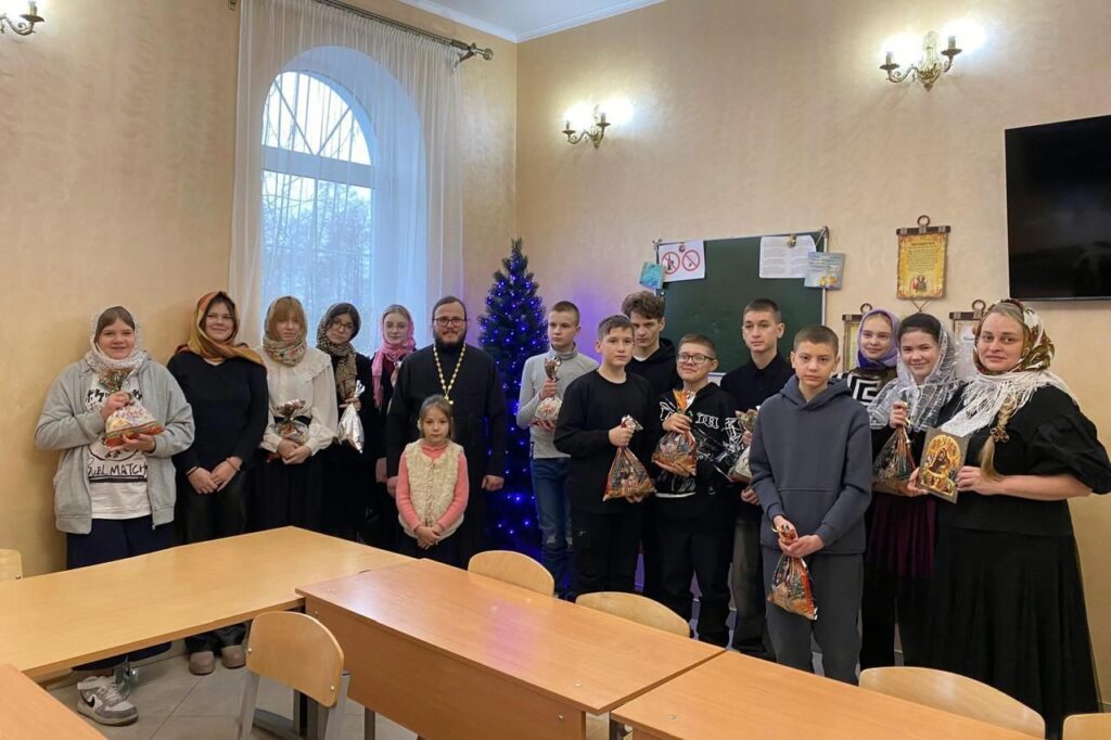 В преддверии Нового года и светлого праздника Рождества Христова школьники посетили Казанский храм в посёлке Навля