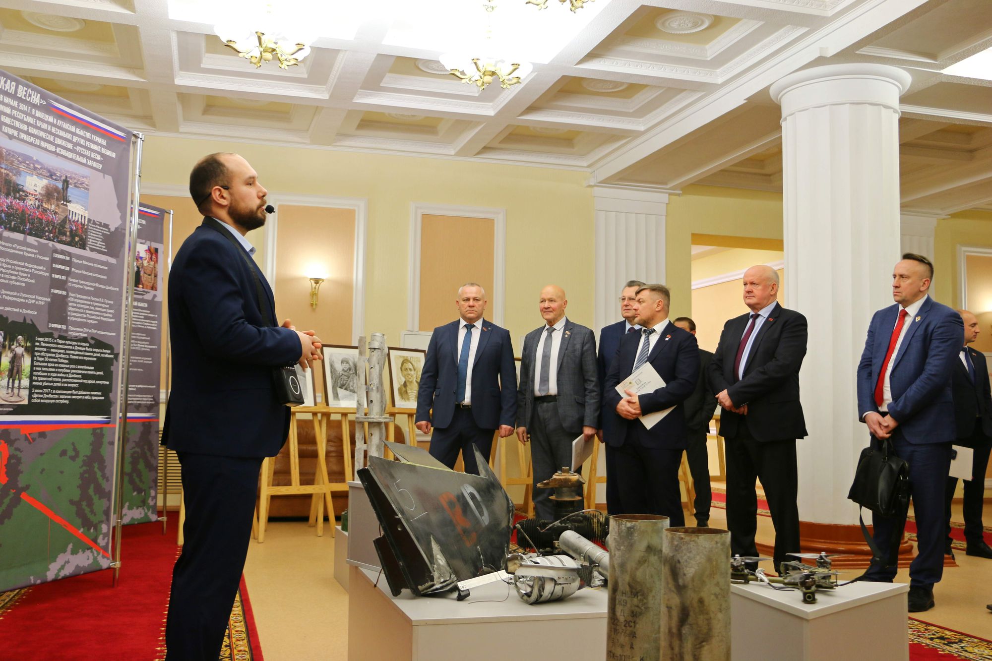 В Брянской областной Думе представлена посвященная участникам СВО выставка «Герои нашего времени»