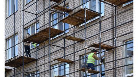 Строители из Брянской области переоборудуют здание детской больницы в Брянке