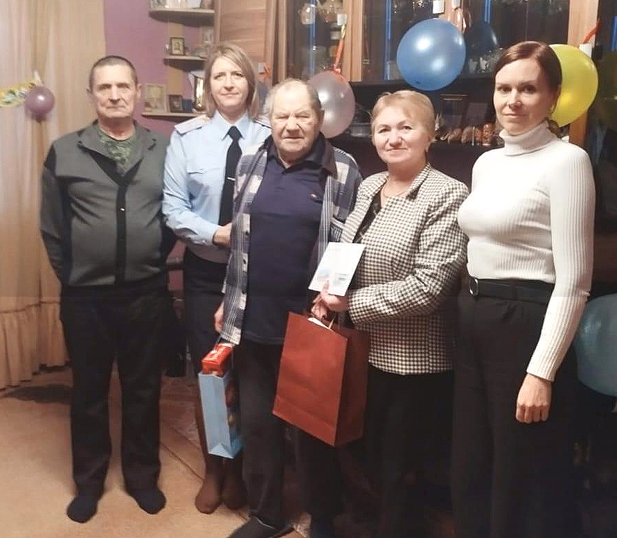 Жителя Навли Михаила Сергеевича Жильцова поздравили с 95-летним юбилеем