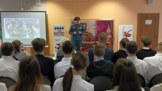 Школьники из брянских Клинцов пообщались с участником СВО