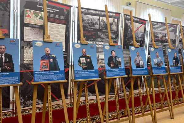 В Брянской областной Думе открылась выставка «Отец Героя» (12+)