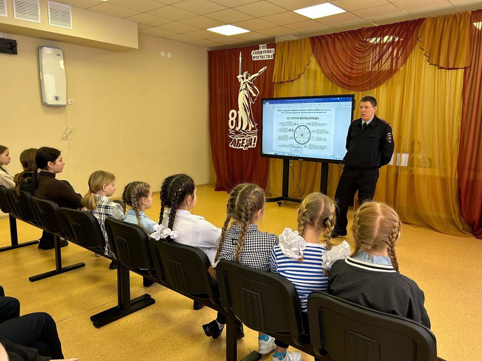 Старшеклассникам Навлинского района рассказали об опасностях, которые подстерегают двухколесный транспорт на дороге