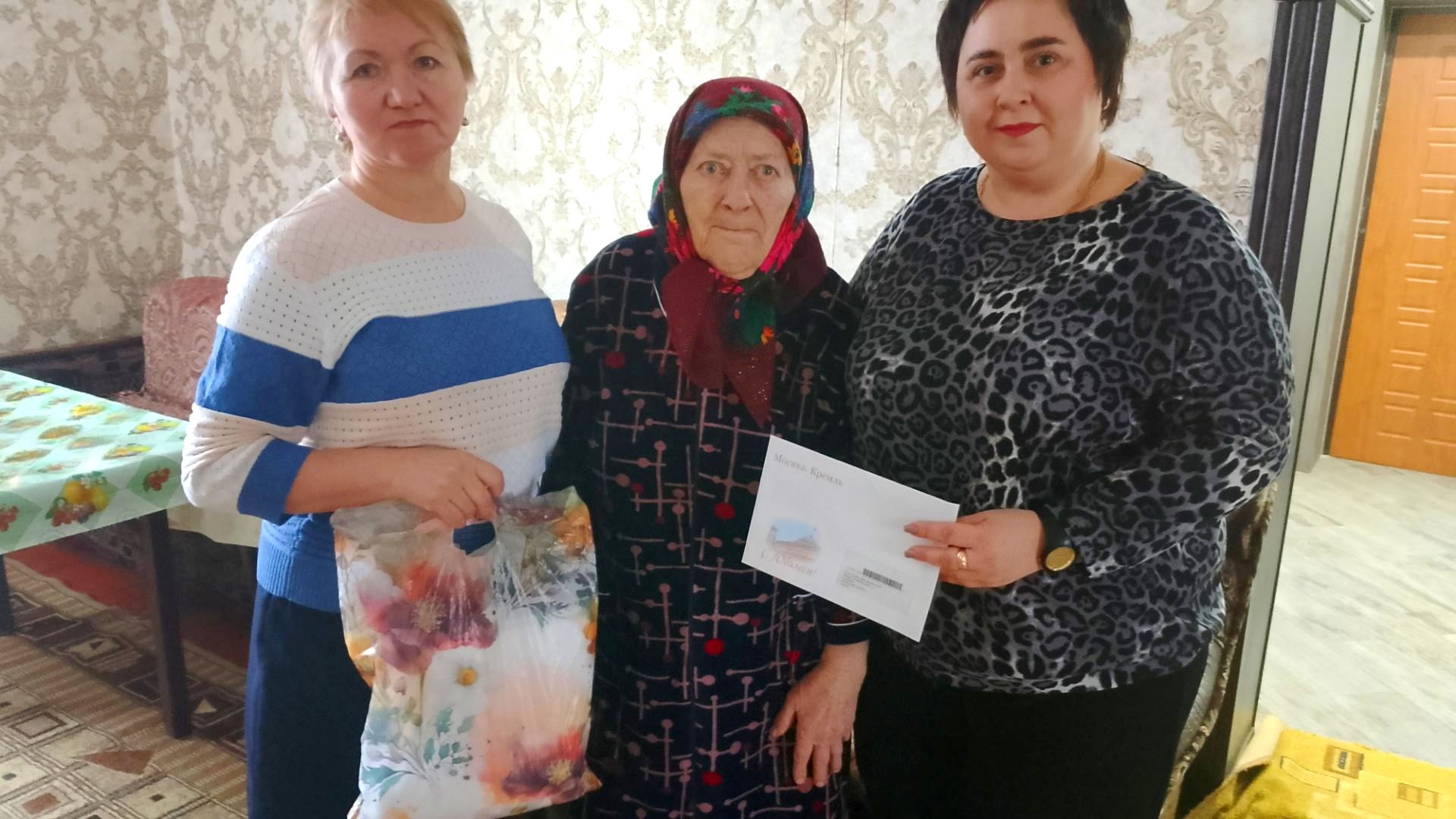 Жительницу Навли Горбунову Нину Исаковну поздравили с 90- летним юбилеем