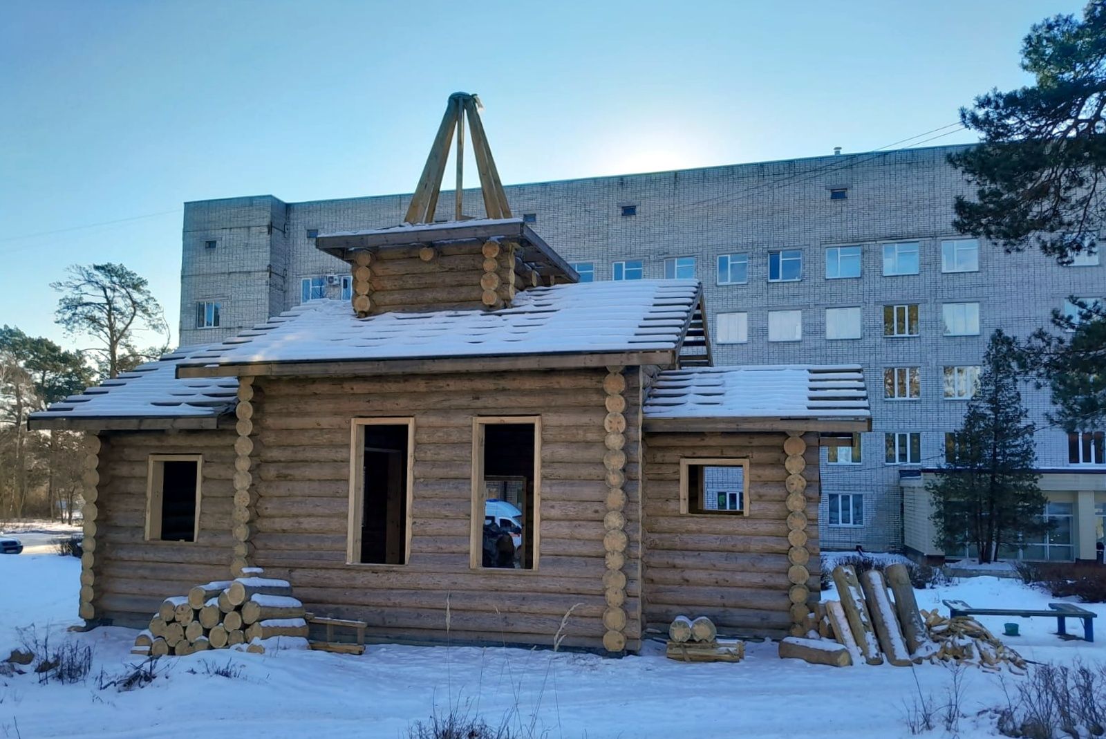 Благочинный Навлинского церковного округа ознакомился с ходом работ по строительству храма