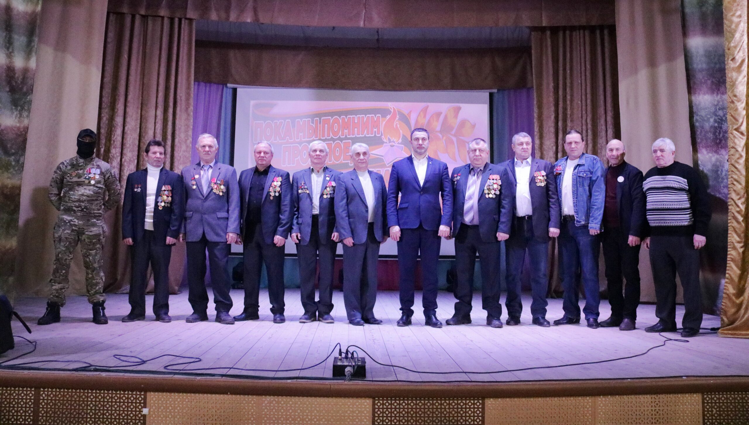 В Навлинском районном Доме культуры состоялось мероприятие «Не обсуждая Родины приказ»