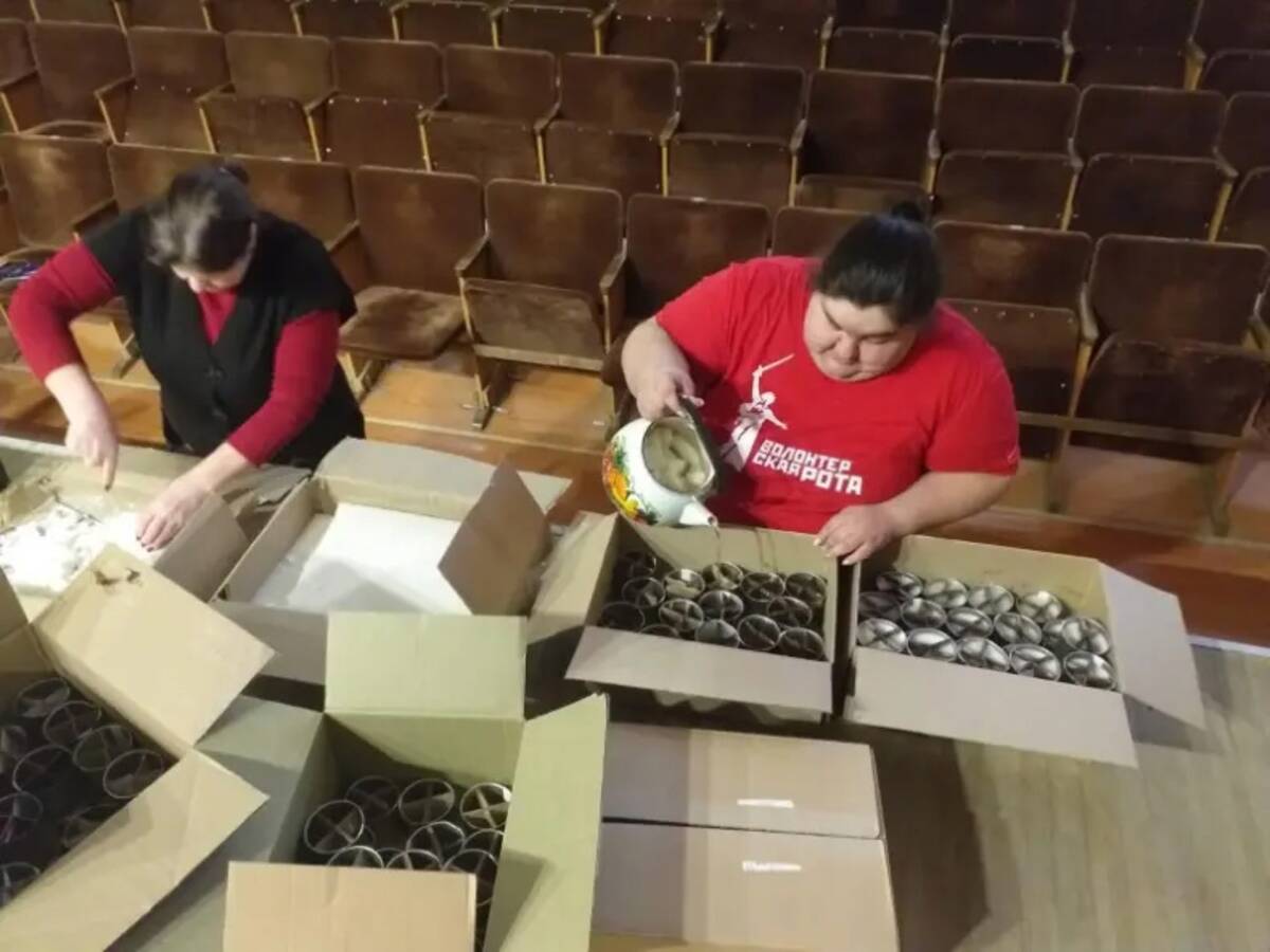 На Брянщине волонтеры культуры Комаричского района изготавливают окопные свечи