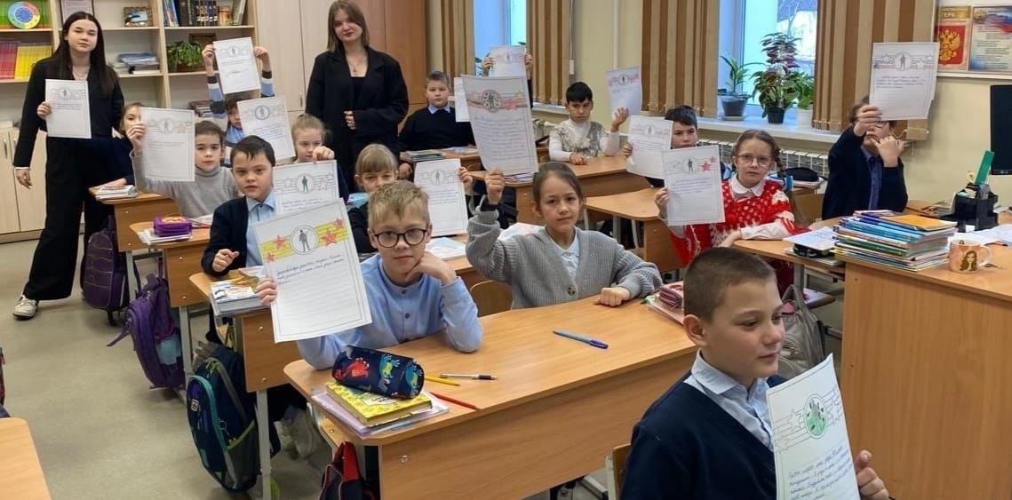 Ребята из навлинских школ и гимназии №1 передали письма и гостинцы для наших бойцов