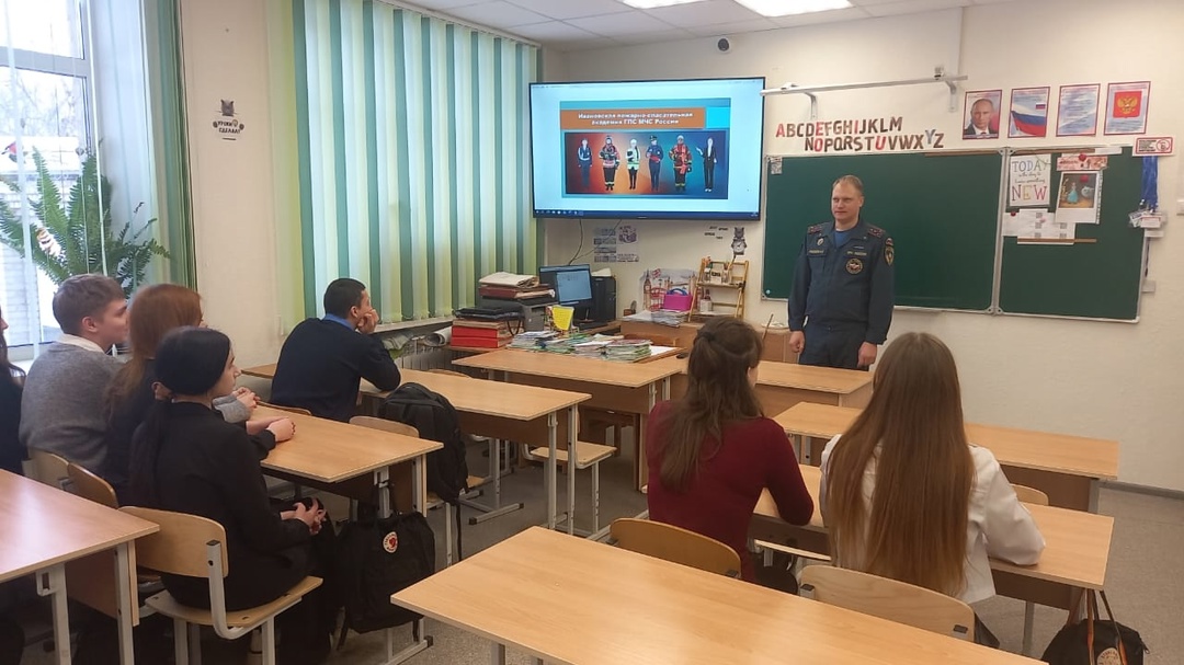 Ученикам Навлинской средней школы рассказали о работе в МЧС