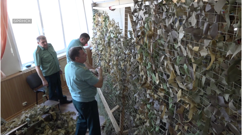 Сотрудники Брянской таможни готовят для участников СВО маскировочные сети