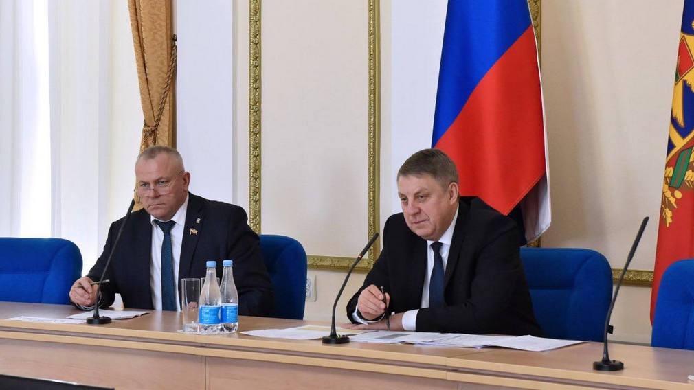 Глава Брянского региона провел совещание с руководителями строительных организаций