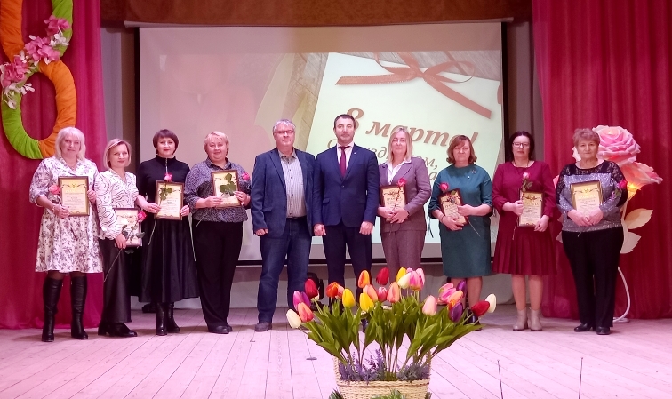 В районном Доме культуры навлинских женщин поздравили с 8 Марта 