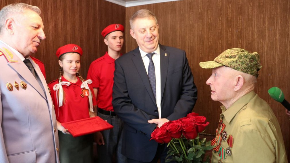 Глава региона Александр Богомаз вручил юбилейную медаль ветерану Василию Копылову