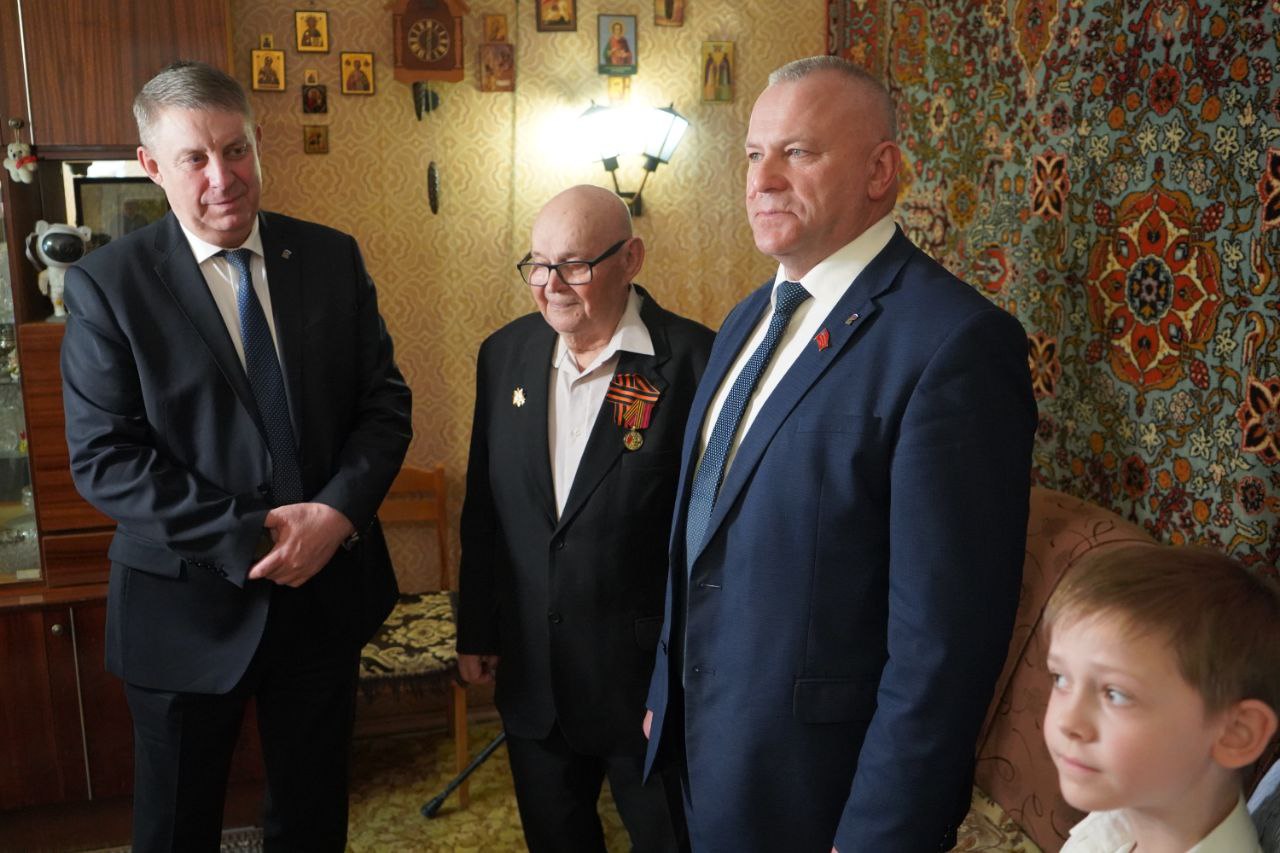 Брянский губернатор вручил ветерану юбилейную медаль к 80-летию Победы