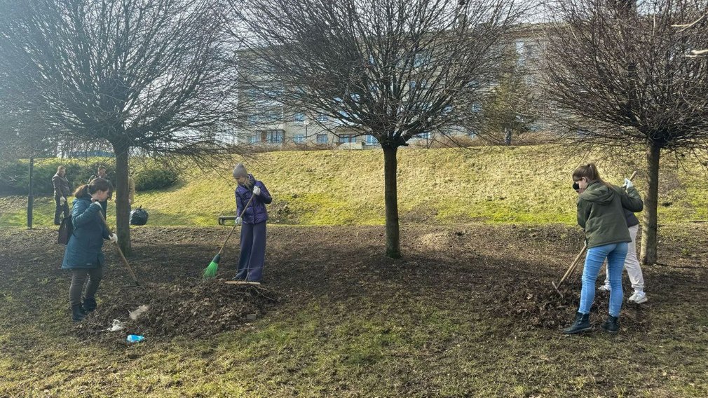 Дорожники провели уборку в парке «Звездный» города Брянска
