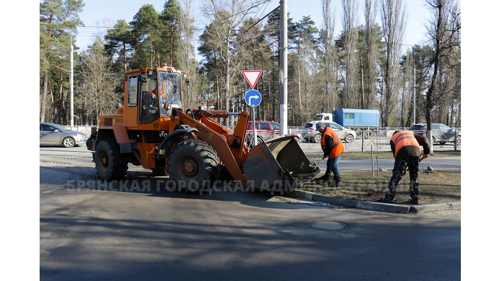На уборку брянских улиц вышли 80 человек и свыше 70 единиц коммунальной техники