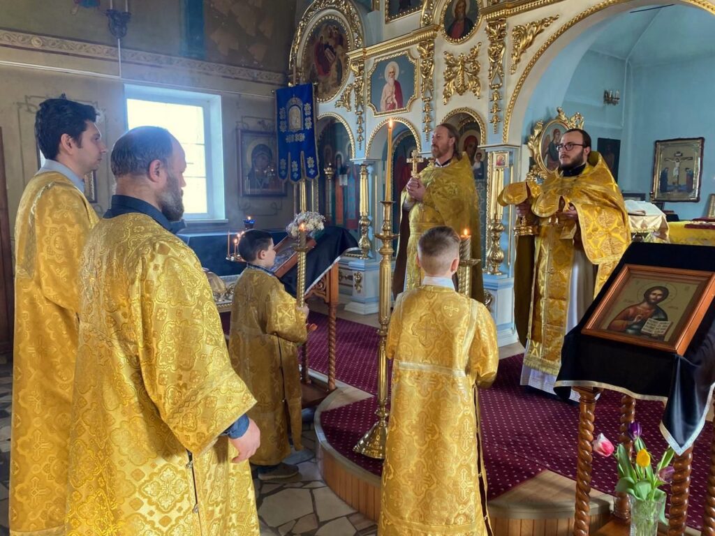 В Неделю Торжества Православия благочинный Навлинского церковного округа совершил Литургию свт. Василия Великого в Казанском храме поселка Навля и поздравил женщин с началом весны