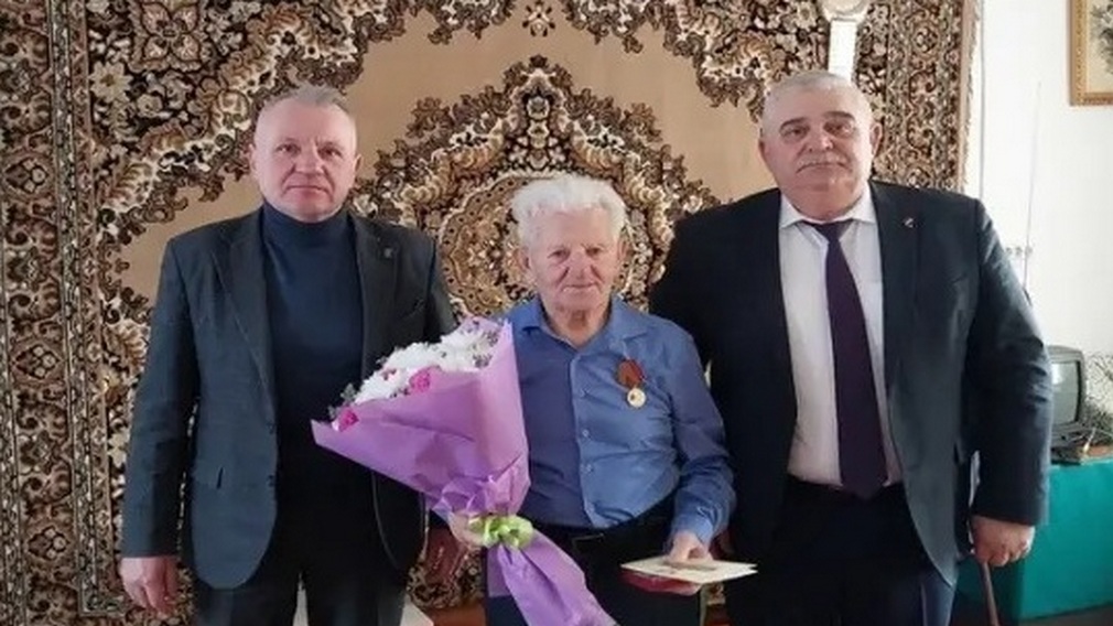 Ветерану из Красногорского района Брянщины вручили юбилейную медаль