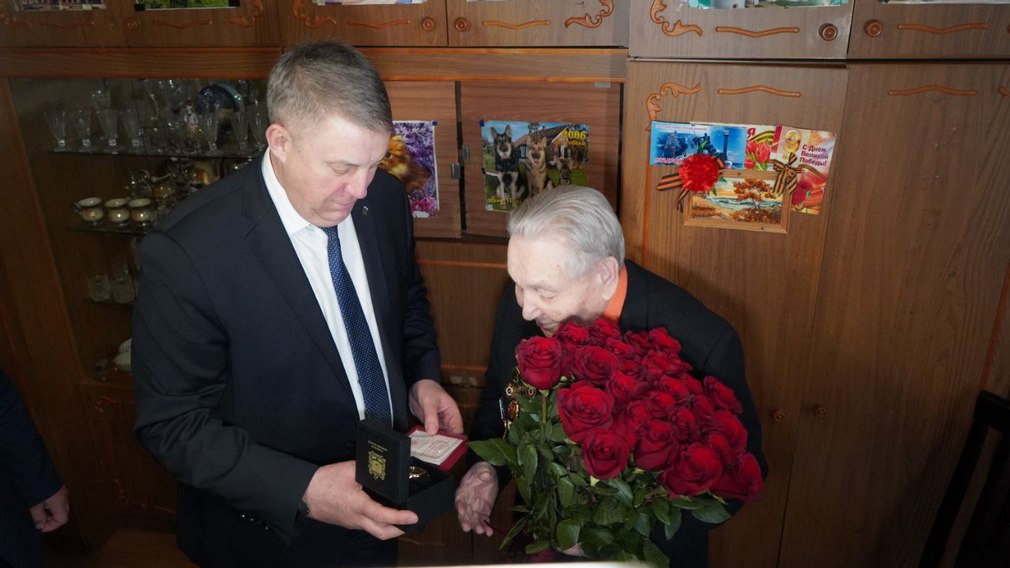 Губернатор Александр Богомаз вручил ветерану Михаилу Заболотскому медаль в честь 80-летия Победы