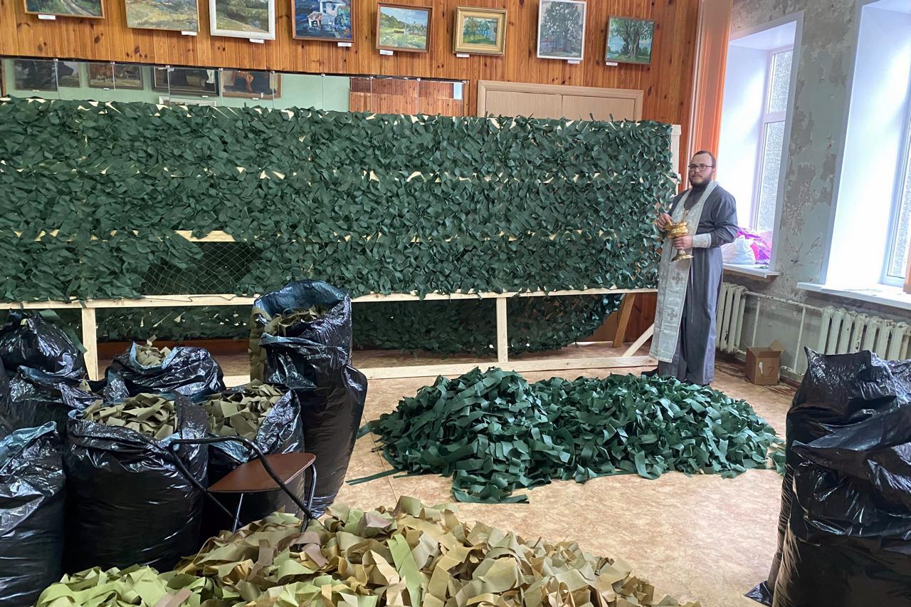 Благочинный Навлинского церковного округа очередной раз посетил объединение «серебряных» волонтеров «Энергия добра!» и освятил партию маскировочных сетей