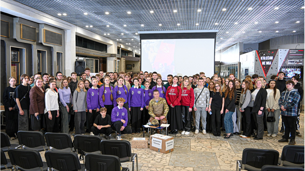 Брянские студенты пообщались с участником СВО Денисом Сизовым