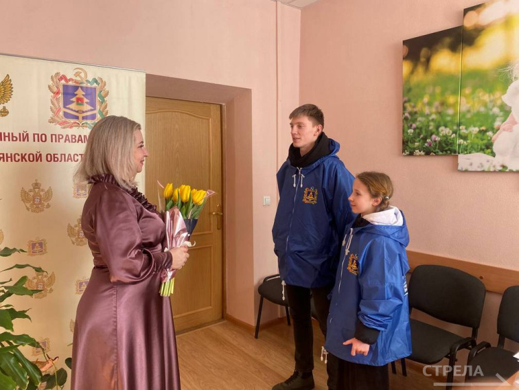 В Брянске волонтеры поздравили с праздником женщин особенных профессий