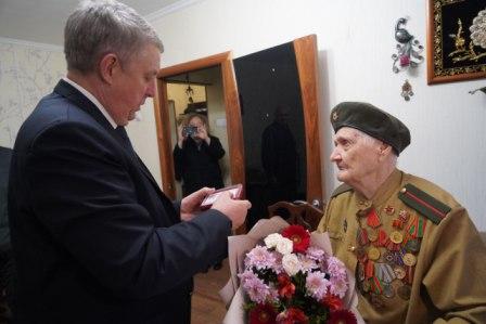 Глава региона вручил 101-летней жительнице Брянска юбилейную медаль к 80-летию Великой Победы