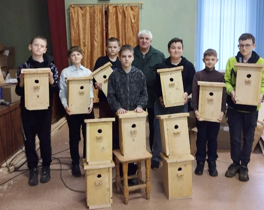 Волонтёры «Энергия добра!» и учащиеся навлинской школы №2 смастерили домики для птиц