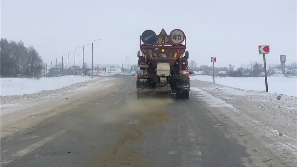В Брянском регионе приступили к уборке снега и обработке автодорог