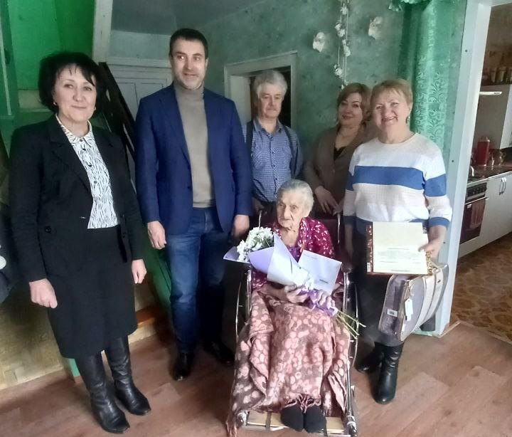 Труженице тыла из Навлинского района вручили юбилейную медаль «80 лет Победы в Великой Отечественной войне 1941-1945 гг.» и поздравили со 100-летним юбилеем