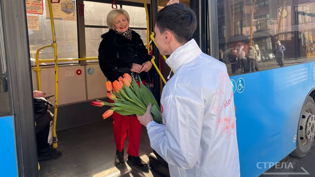 В Брянске волонтеры дарили женщинам к празднику цветы