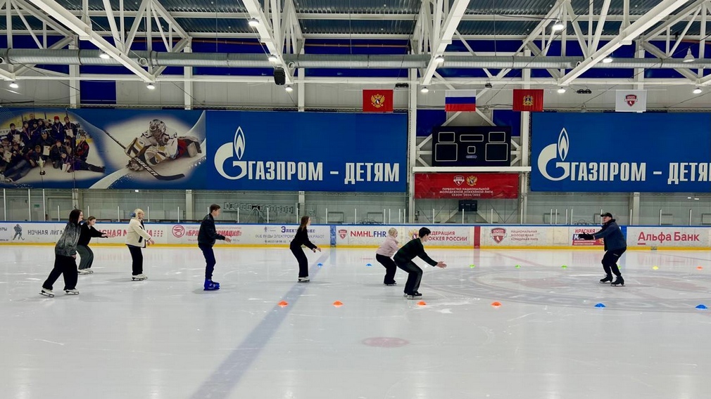 Для брянских детей бойцов СВО провели мастер-класс по фигурному катанию