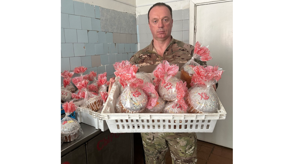 Командир батальона «БАРС-Брянск»  передал куличи воинам отряда