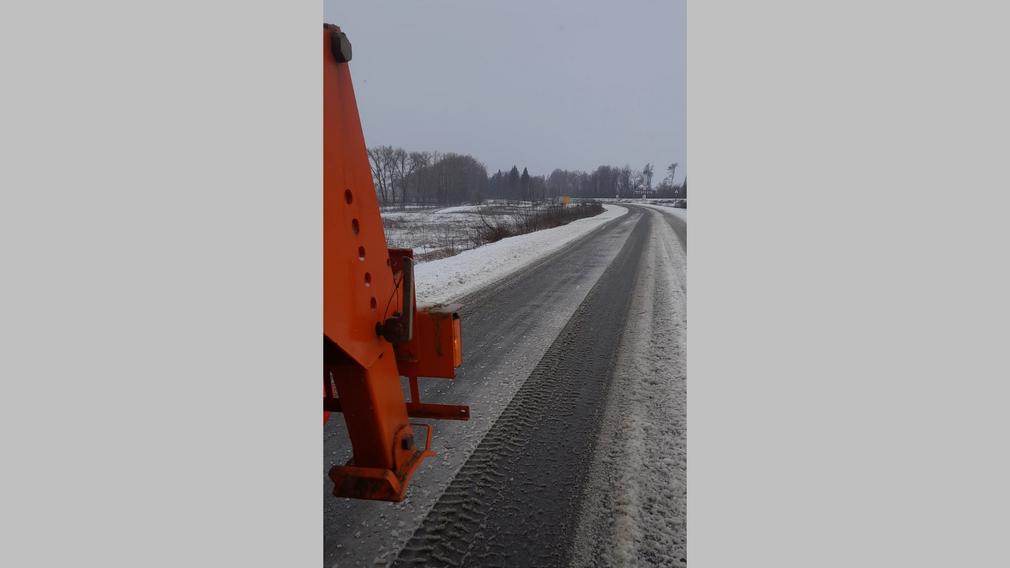 На Брянщине круглосуточно ведется уборка и обработка дорог