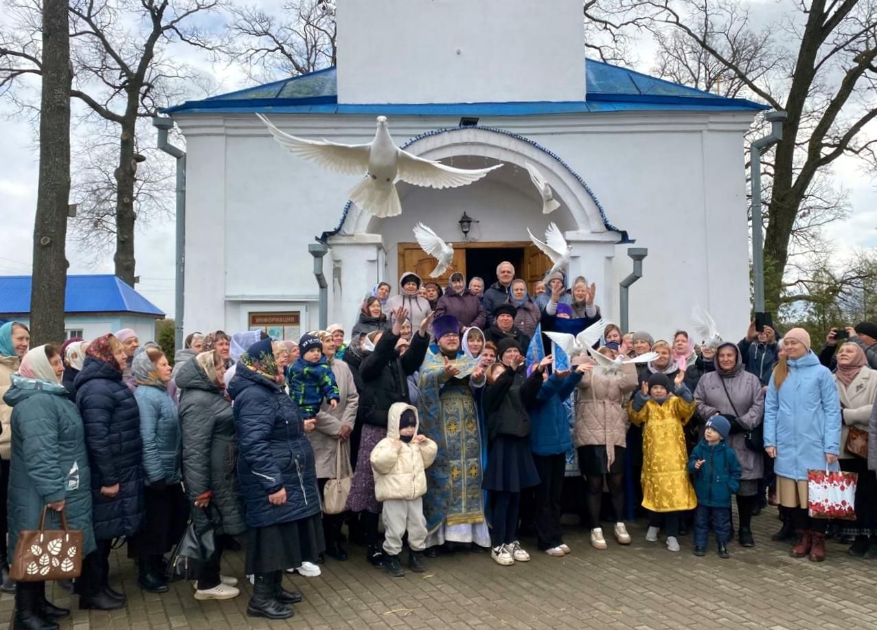 В праздник Благовещения Пресвятой Богородицы на приходе Казанского храма поселка Навля выпустили голубей