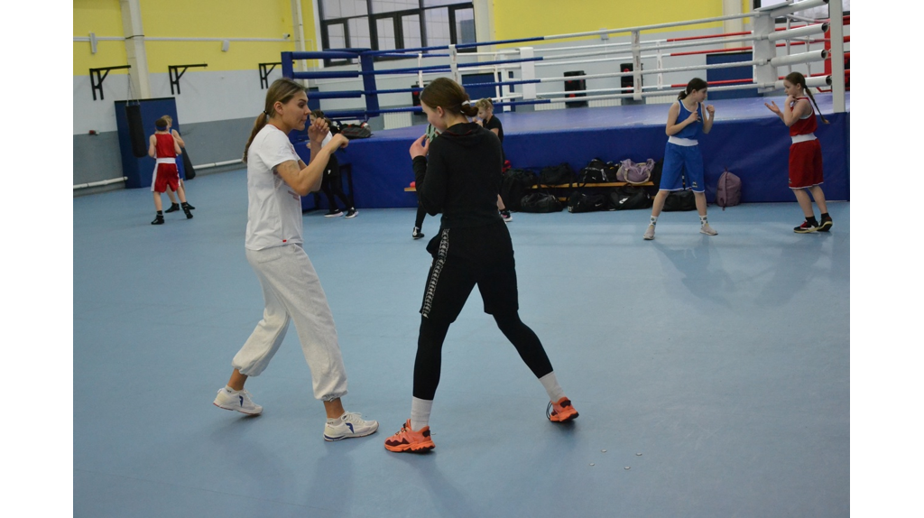 С юными брянскими боксерами тренировку провела бронзовый призер чемпионата мира Елена Бабичева