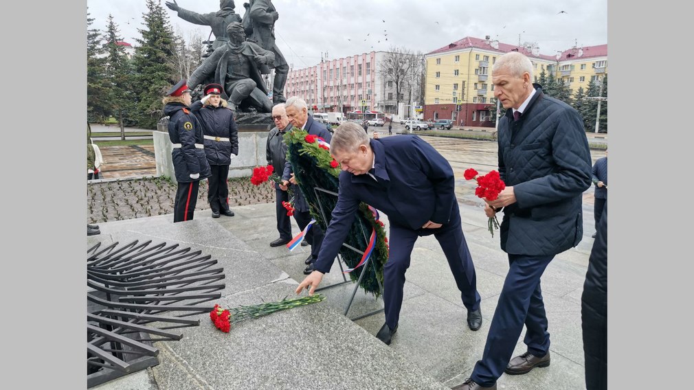 Глава Брянщины Александр Богомаз и почетные гости церемонии награждения премии «Возвращение в жизнь» почтили память Героев Отечества