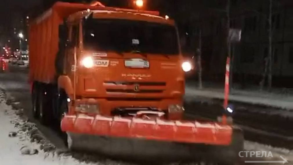 В Брянске специальная техника вышла на очистку дорог