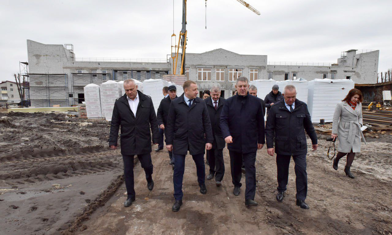 Брянский губернатор оценил ход работ на строительстве Дворца зимних видов спорта в Глинищево