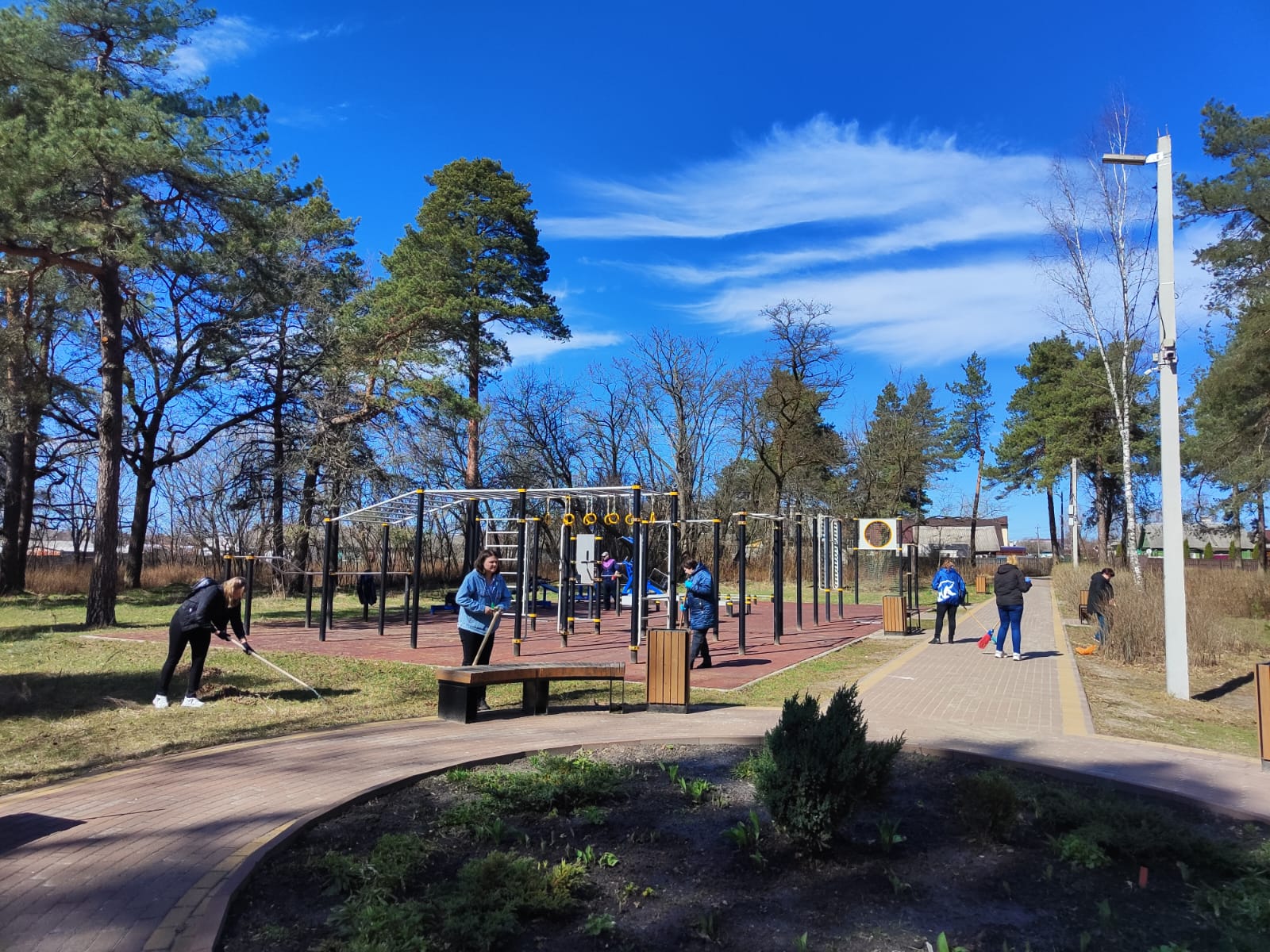 Навлинцы привели в порядок парк имени Михаила Князева