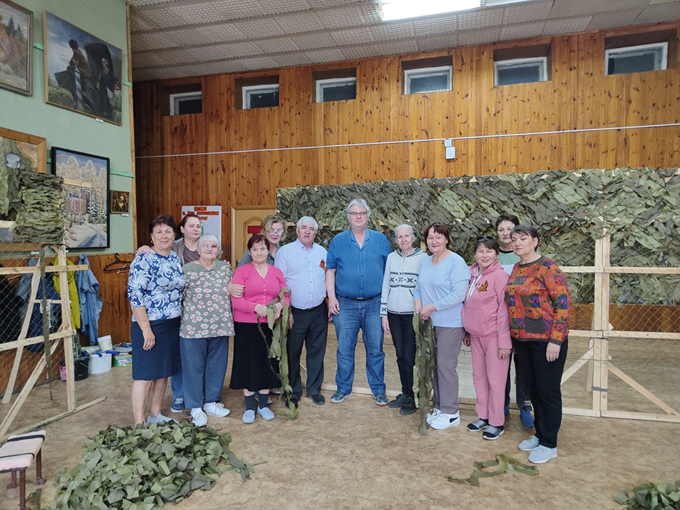 Сотрудники АО «Навлинский завод «Промсвязь» предоставили  материалы, необходимые для плетения маскировочных сетей