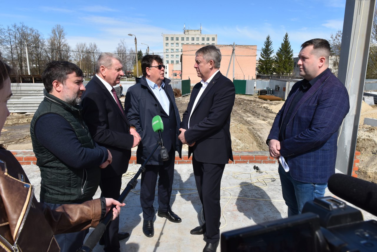 Губернатор Брянской области Александр Богомаз проинспектировал строительство ФОКа в Карачеве