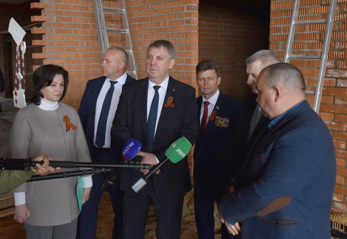 Глава Брянщины побывал на строящемся в Клетне спортивно-оздоровительном комплексе с бассейном