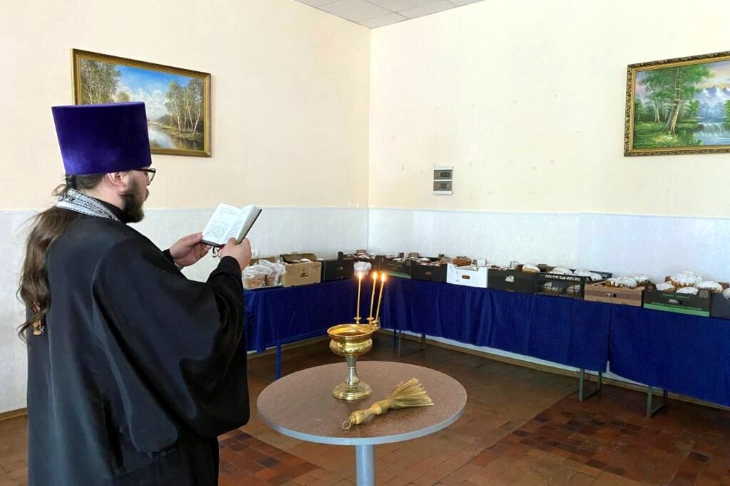 Благочинный Навлинского церковного округа совершил чин освящения куличей в здании «Кулинарии» Навлинского райпо