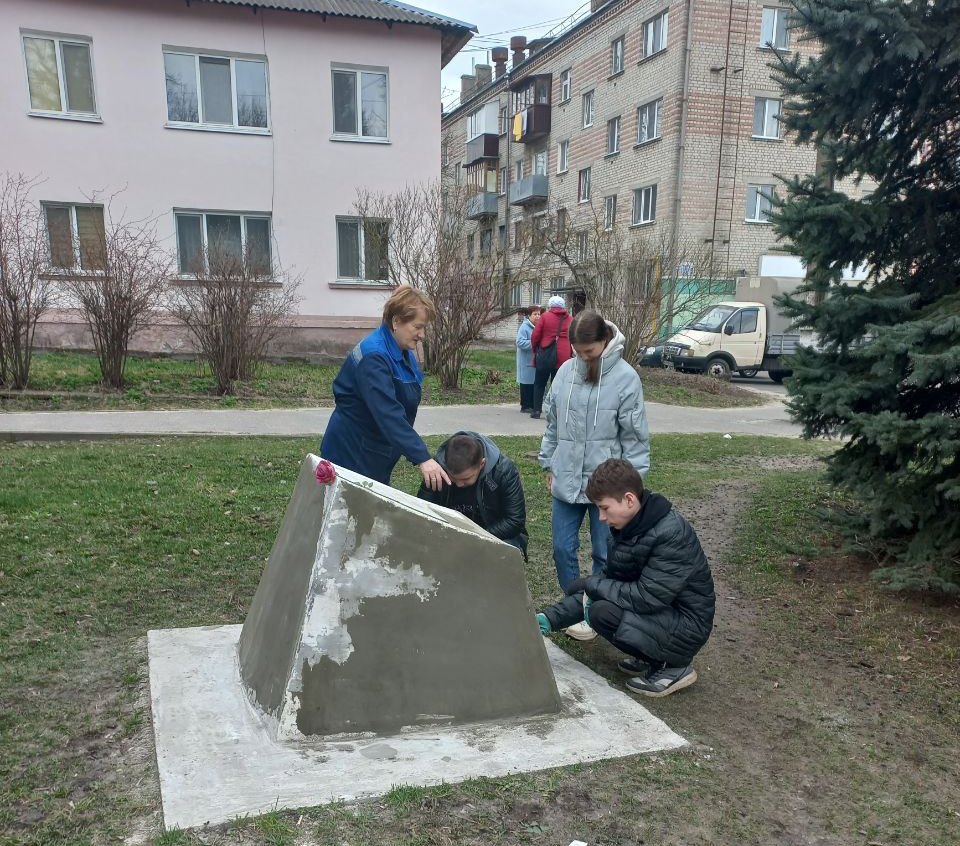 Студенты Навлинского филиала Комаричского механико-технологического техникума благоустроили памятное место