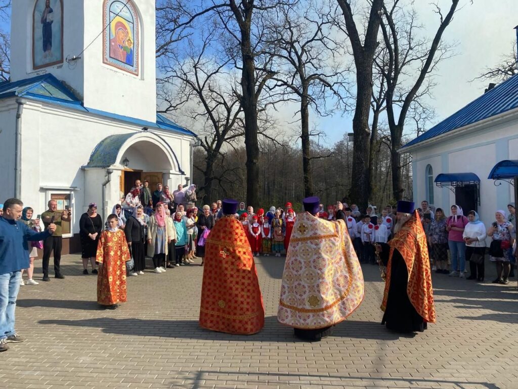 Состоялось соборное служение Пасхальной великой вечерни в храме в честь Казанской иконы Божией Матери п. Навля и выступление детей воскресной школы