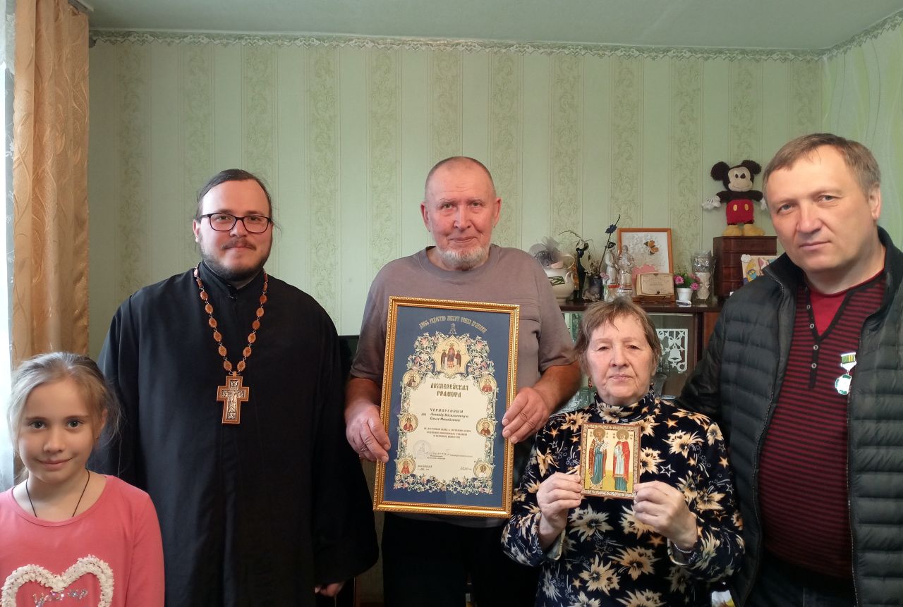 Состоялось вручение Архиерейских грамот семьям Навлинского района, которые в Год семьи праздновали золотой юбилей совместной жизни