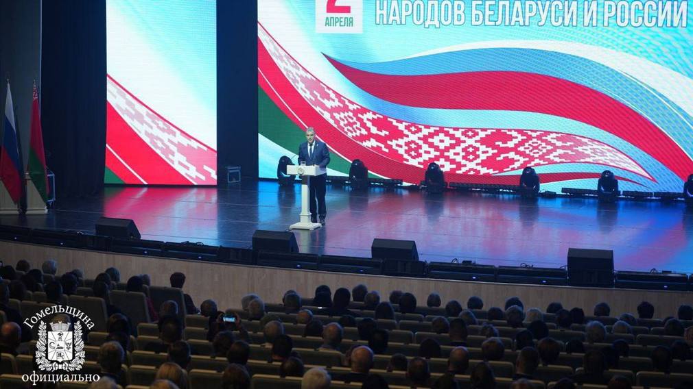 Виталий Свинцов передал поздравления жителям Республики Беларусь от брянского губернатора